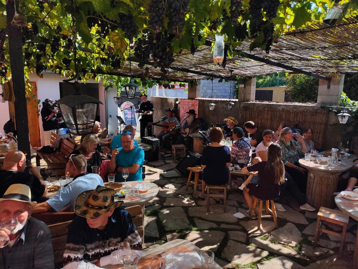 Rodinne Vinarstvi Mikulenkovi Velke Zernoseky Bagian luar foto